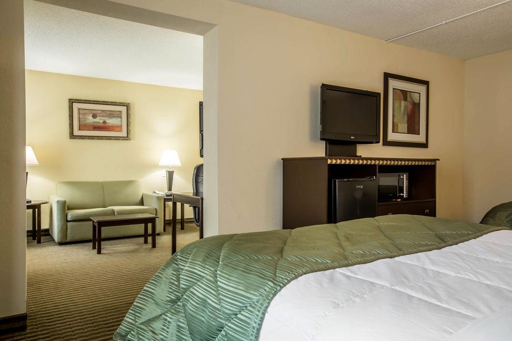 Quality Inn & Suites Greenville - Haywood Mall Экстерьер фото