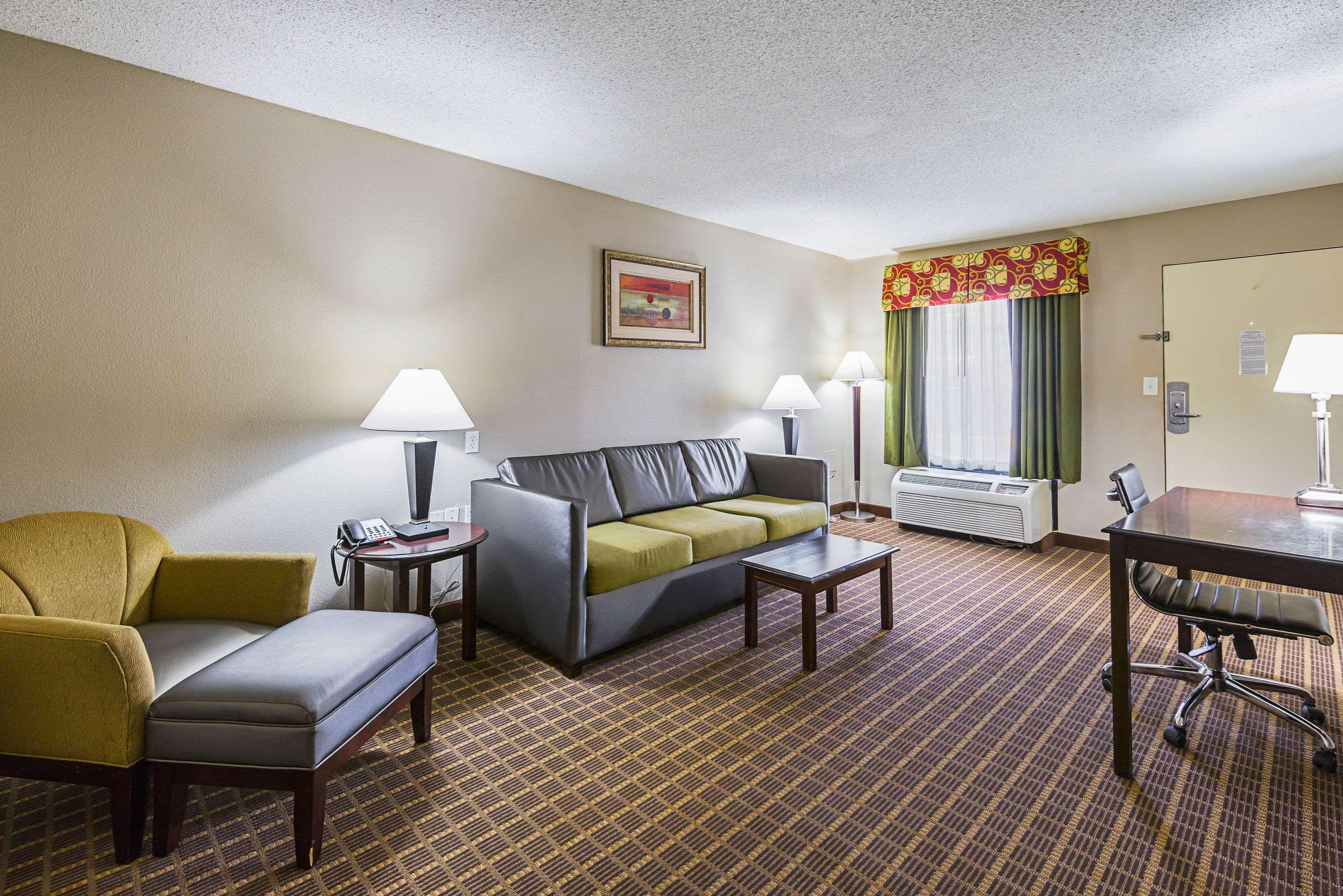 Quality Inn & Suites Greenville - Haywood Mall Экстерьер фото