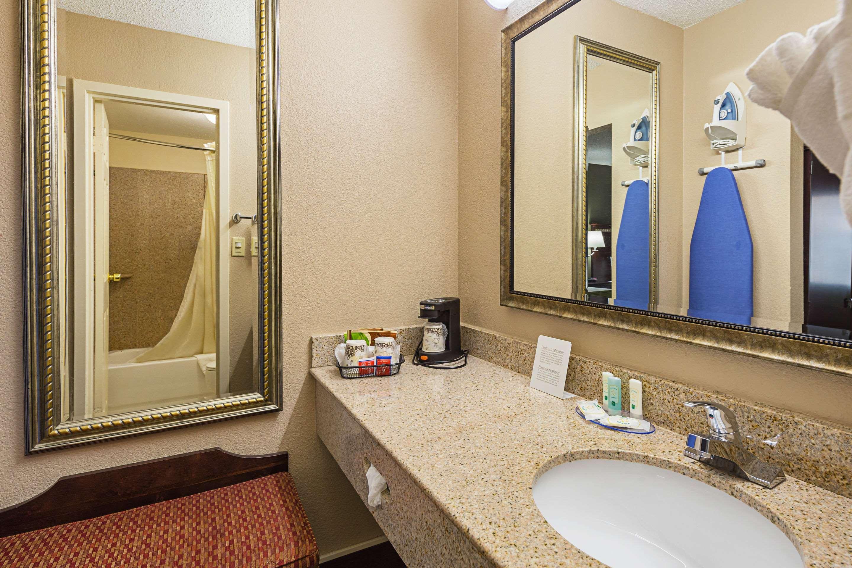 Quality Inn & Suites Greenville - Haywood Mall Экстерьер фото