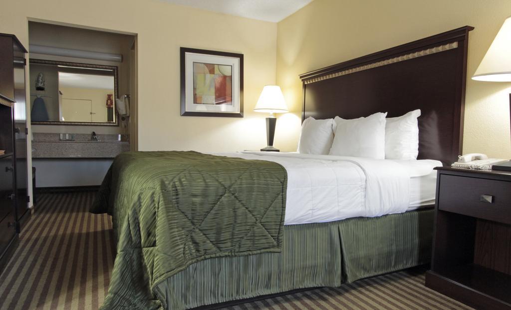 Quality Inn & Suites Greenville - Haywood Mall Экстерьер фото