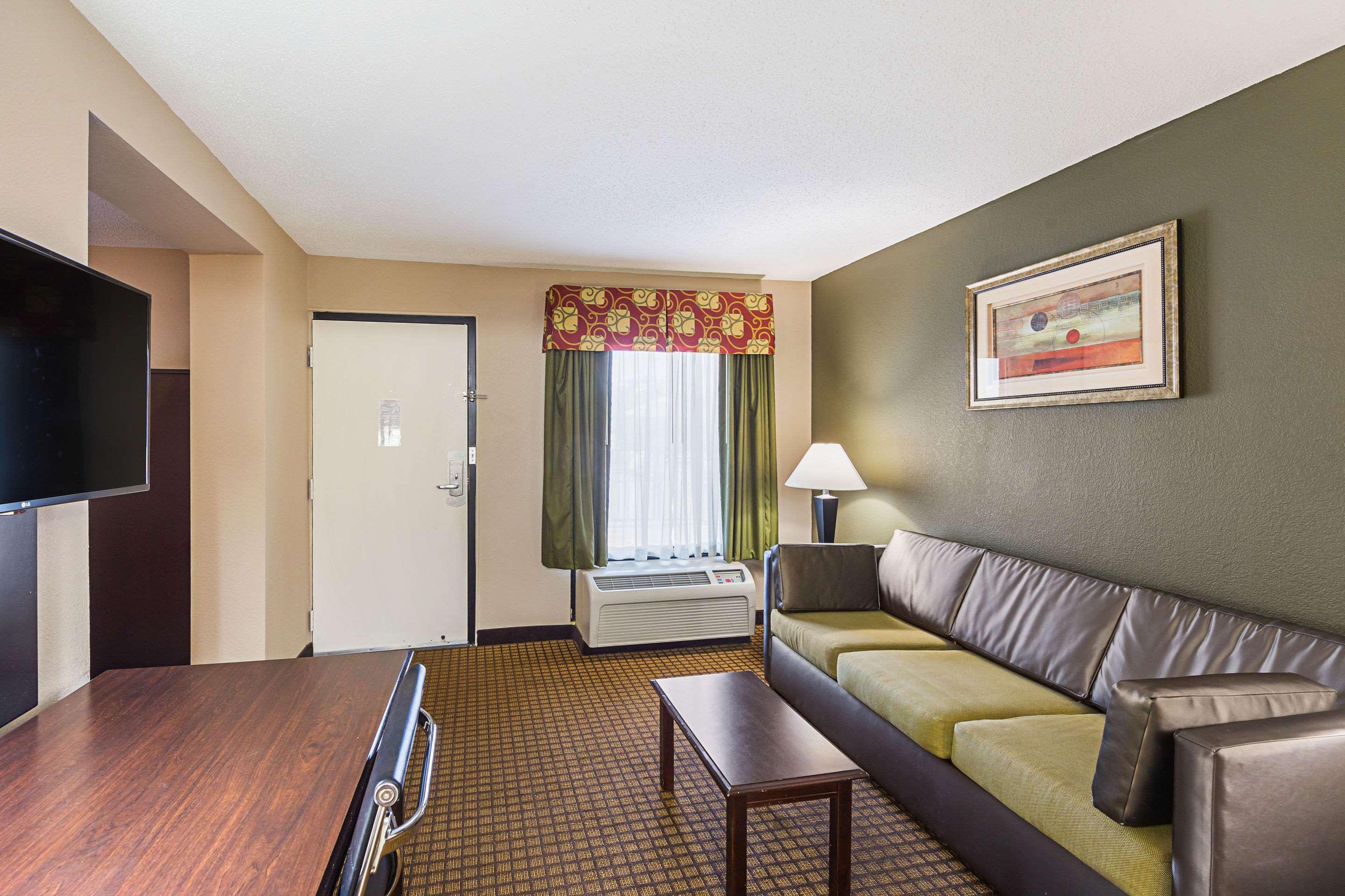 Quality Inn & Suites Greenville - Haywood Mall Экстерьер фото
