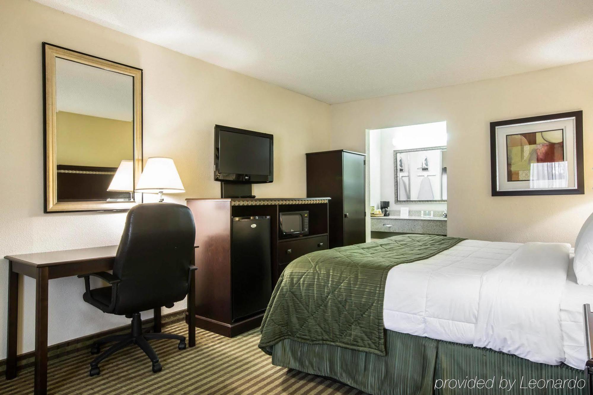 Quality Inn & Suites Greenville - Haywood Mall Экстерьер фото