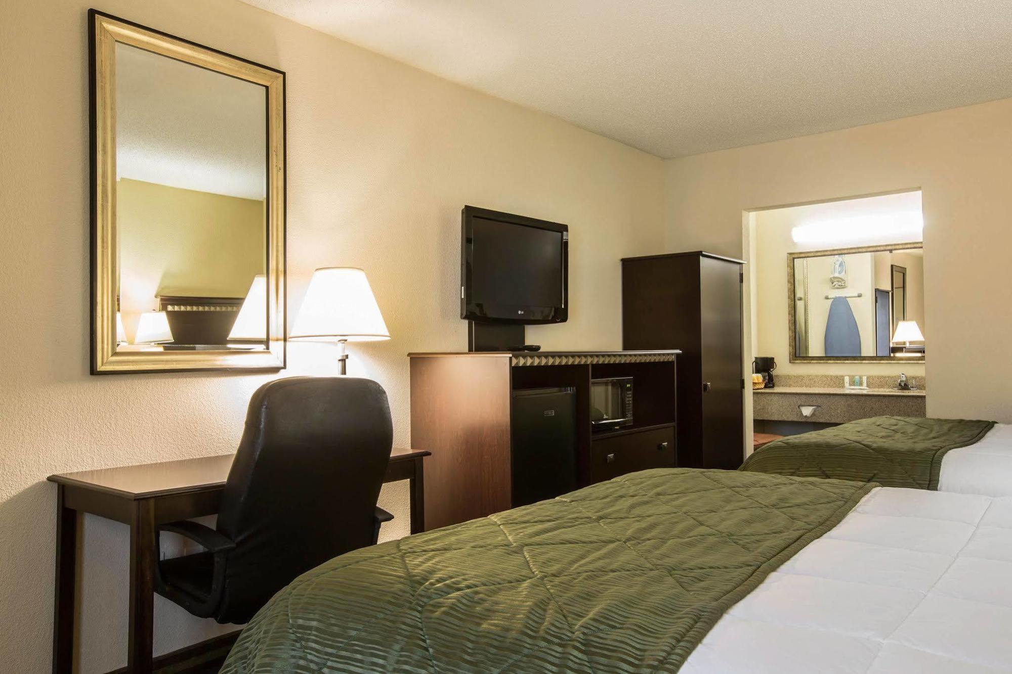 Quality Inn & Suites Greenville - Haywood Mall Экстерьер фото